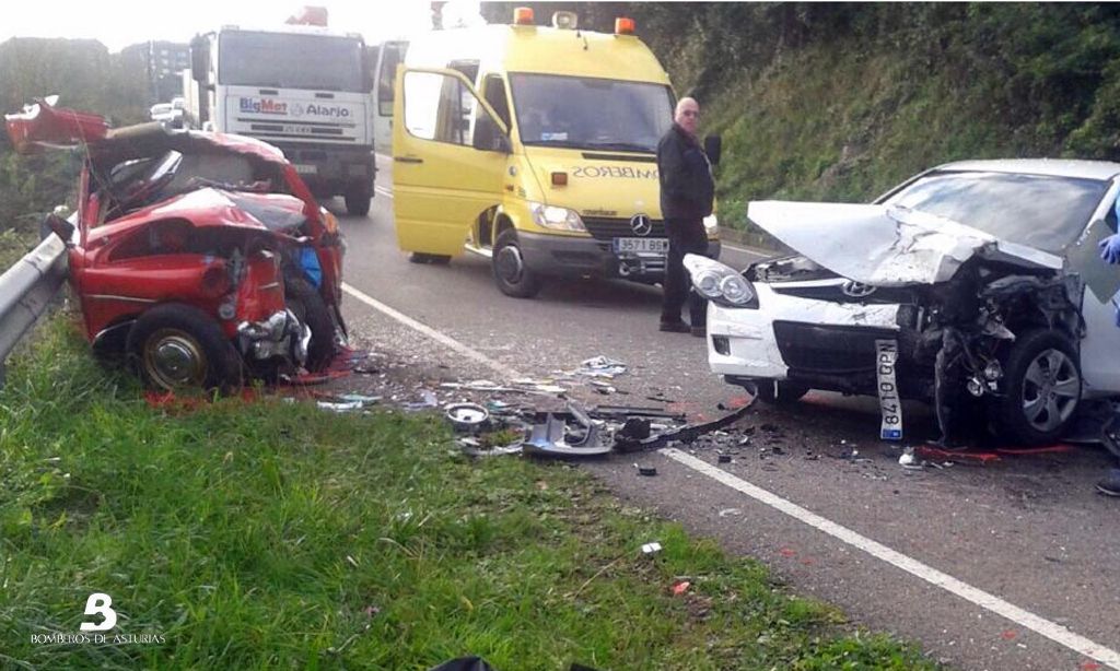 Estado en el que quedaron los dos vehculos que colisionaron frontalmente en la SB-3