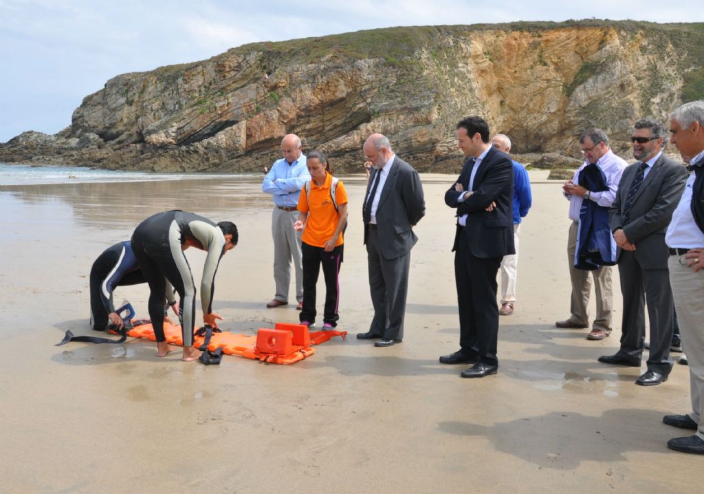 El consejero de Presidencia en el ejercicio de rescate acutico realizado en la playa de Pearronda