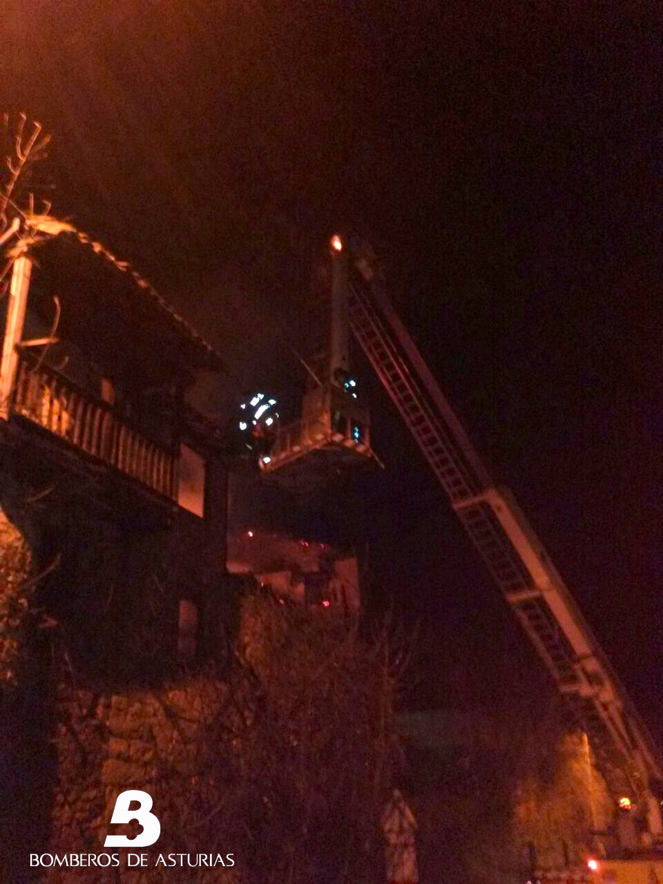 Los bomberos trabajando en la extincin del incendio