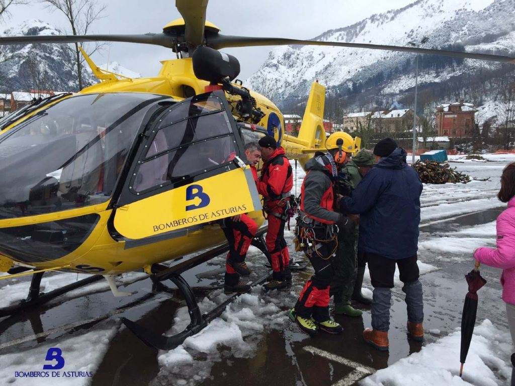 El equipo de rescate dejando al afectado en el estacionamiento de Arenas de Cabrales