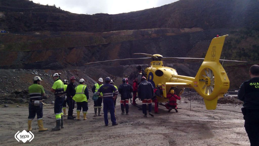 Momento en el que el herido de mayo consideracin es trasladado al helicptero para su evacuacin al HUCA