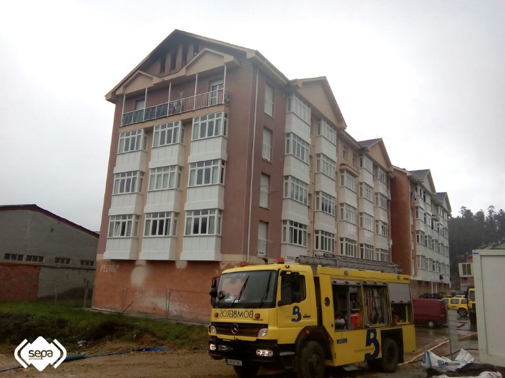 Los equipos de bomberos en el lugar donde se registr el incendio