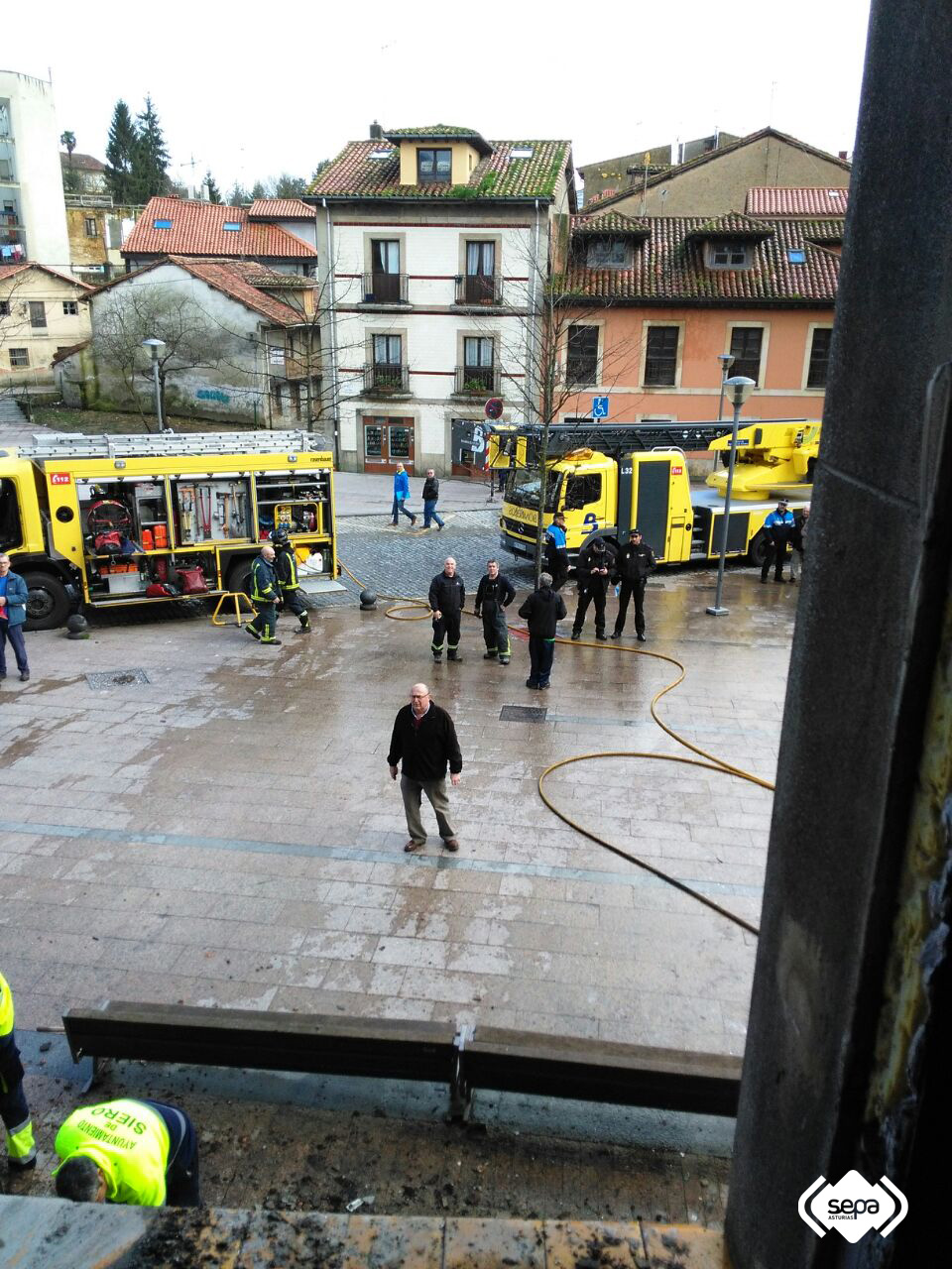 Los equipos de bomberos en el lugar donde se registr el incendio