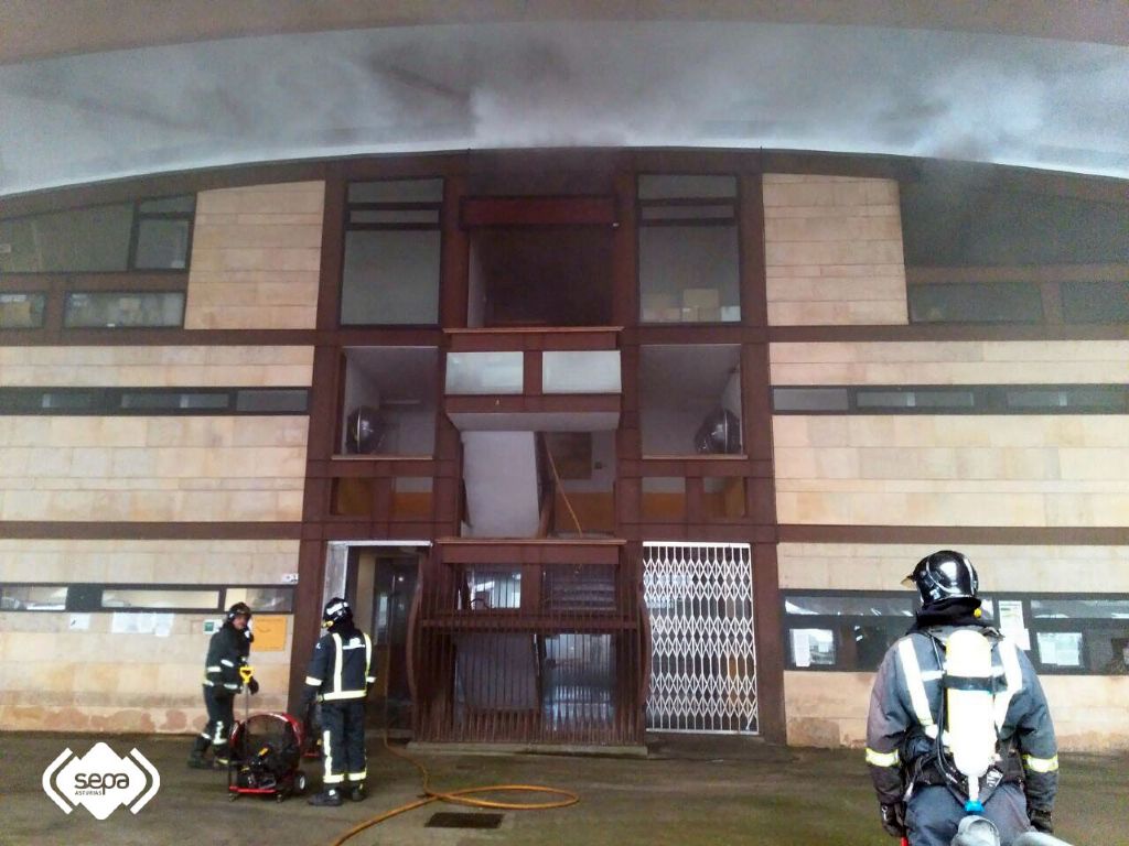 Los bomberos procediendo a ventilar las instalaciones