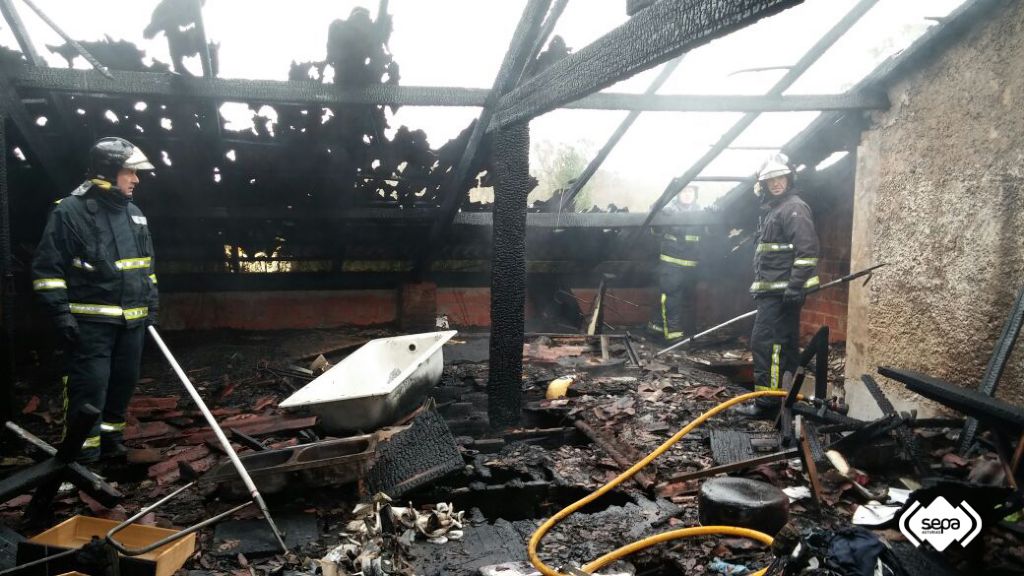 Los bomberos trabajando en la extincin del incendio