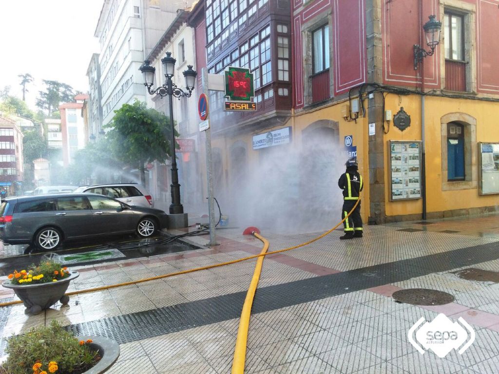 Los bomberos instalaron acortinadores de agua para controlar el escape