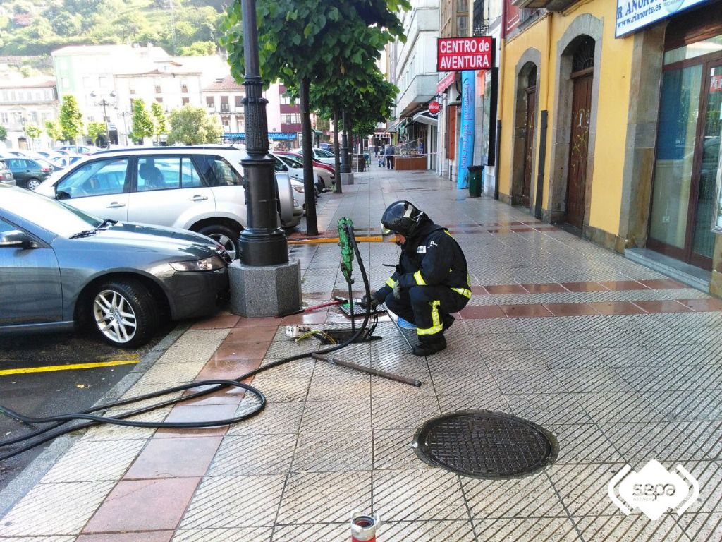 Los bomberos realizando mediciones con el explosmetro