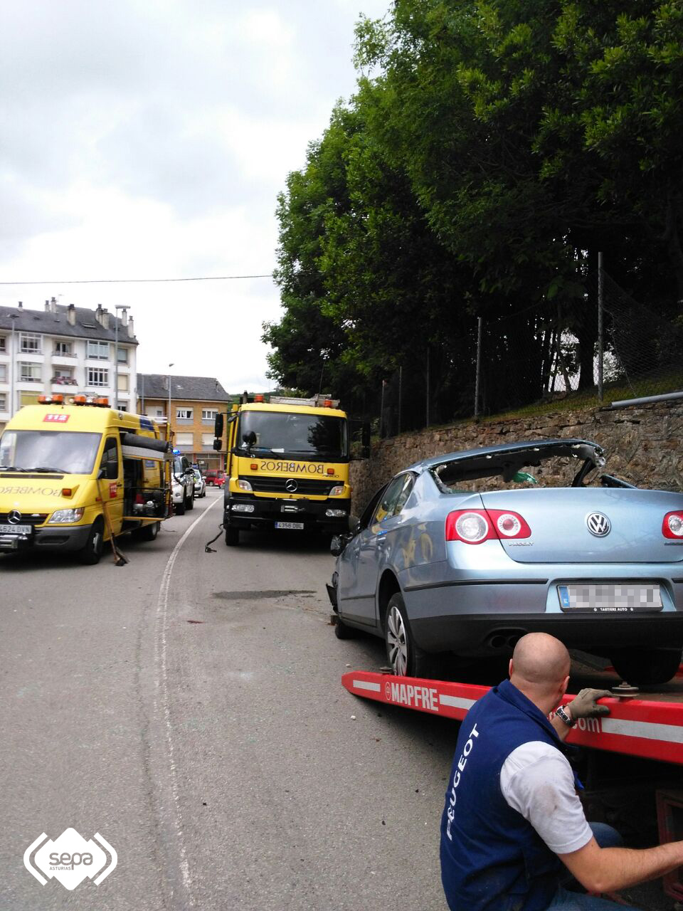 Los bomberos, en el lugar del accidente, colaborando con el servicio de gra tras excarcelar a la afectada