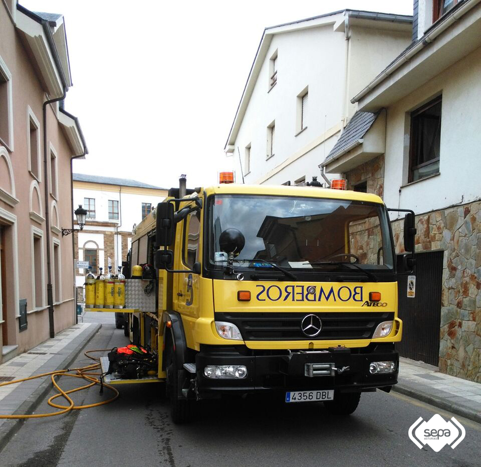 Los equipos de bomberos en el lugar donde se registr el incendio