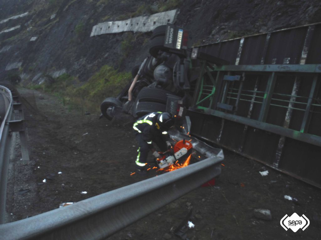 Los bomberos retirando el guardarral de la va de comunicacin para poder instalar la gra e iniciar las tareas de excarcelacin