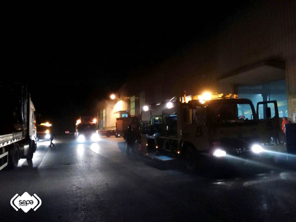 Los bomberos en el exterior de la nave