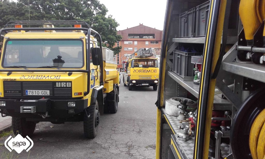 Los equipos de bomberos en el lugar del incidente