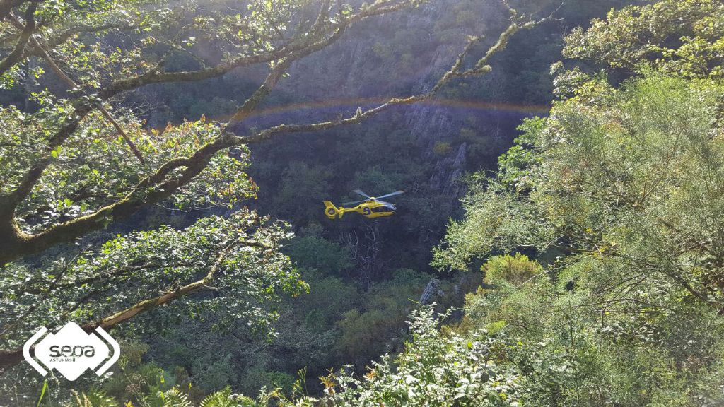 El helicptero del SEPA con el Grupo de Rescate evacuando a uno de los heridos