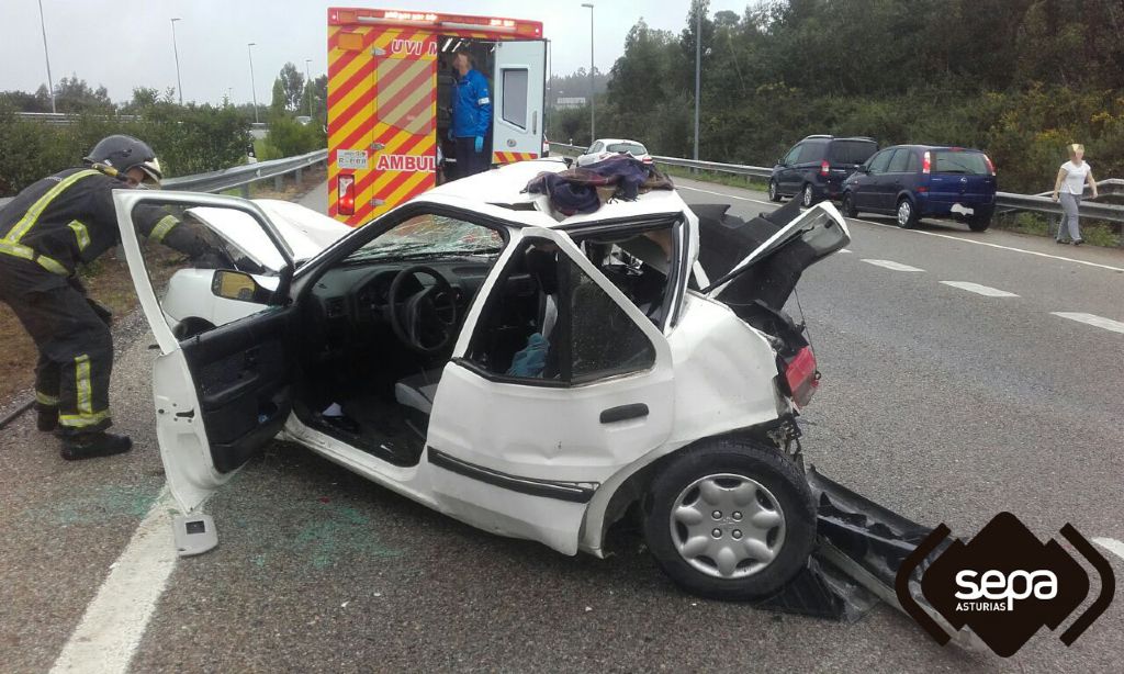 Bomberos en el accidente de Vegarrozadas en la A-8, Castrilln.