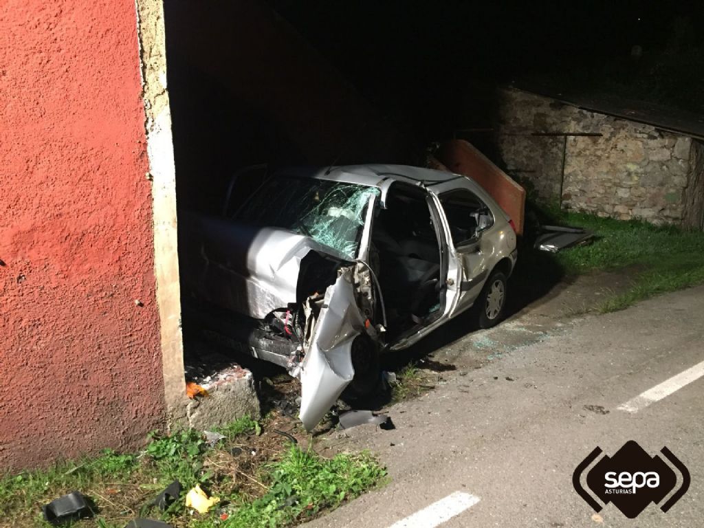 Coche accidentado en Soto del Barco.