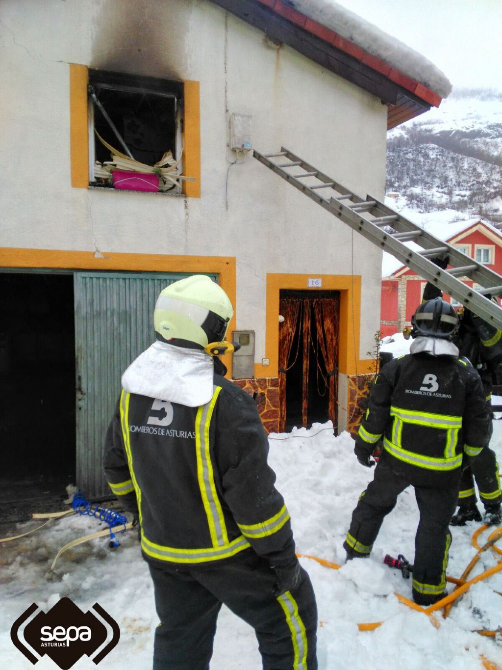 Bomberos en la casa de Bezanes, Caso.