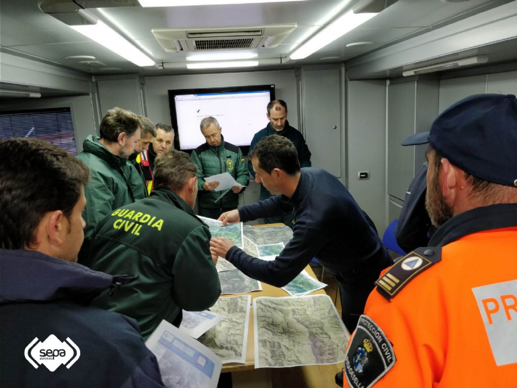 Momento en el que se estaban planificando los sectores de rastreo y distribuyendo las zonas y equipos. Es en el interior del camin de PMA (Puesto de Mando Avanzado)