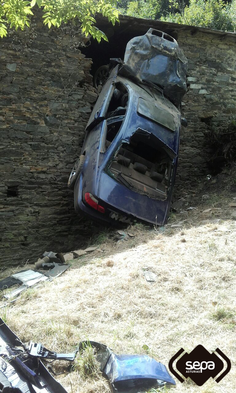 Coche accidentado en Cangas del Narcea.