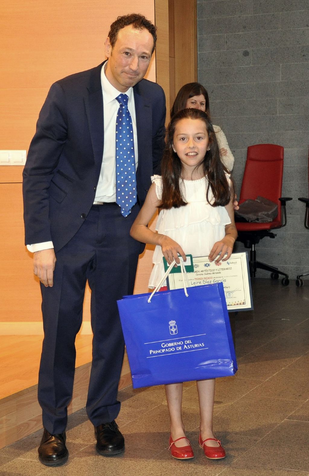 Leire Daz, primer premio de la modalidad B, recogiendo el galardon de manos del Consejero de Presidencia