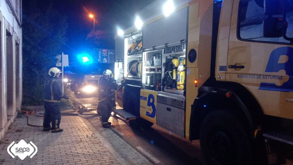 Los equipos de bomberos en el incendio de la vivienda abandonada en Avils