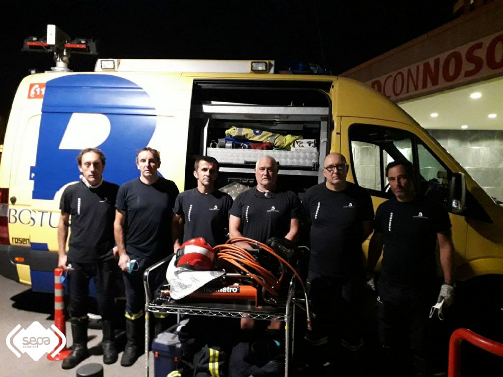 El equipo de bomberos que liber a la mujer