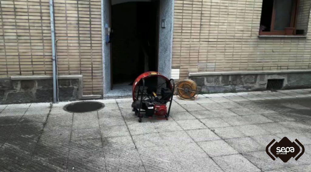 Tareas de ventilacin en el portal del edificio