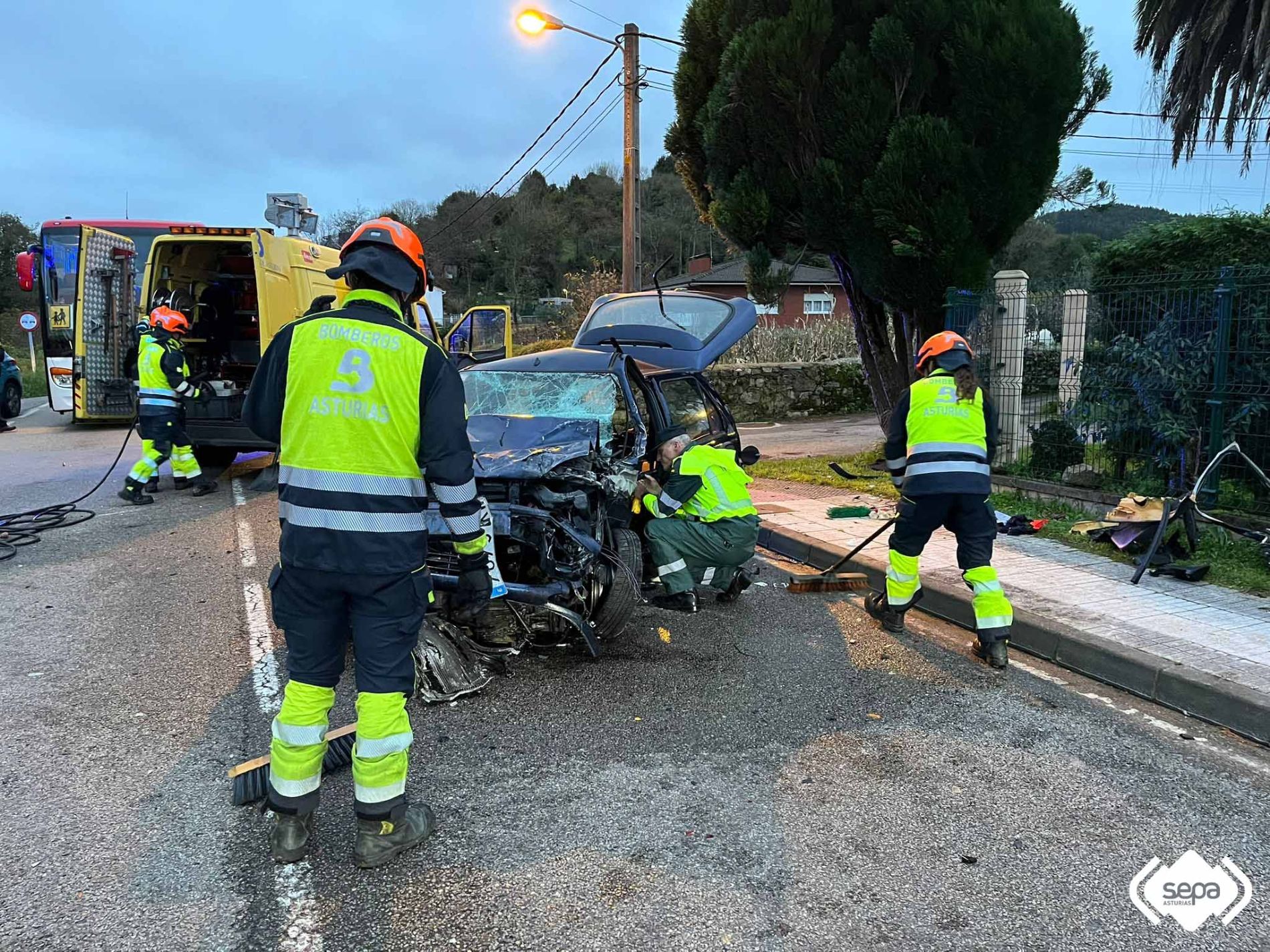 Bomberos en el accidente de la AS-17 en Corvera.