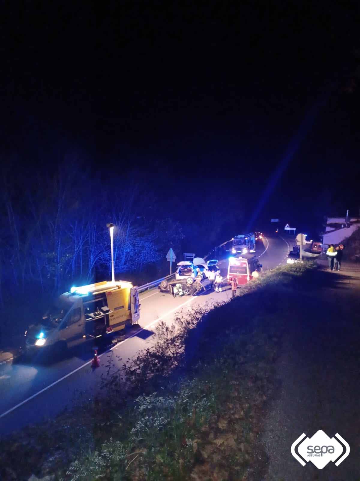 Bomberos en el lugar del accidente en la AS-15 en Tineo.