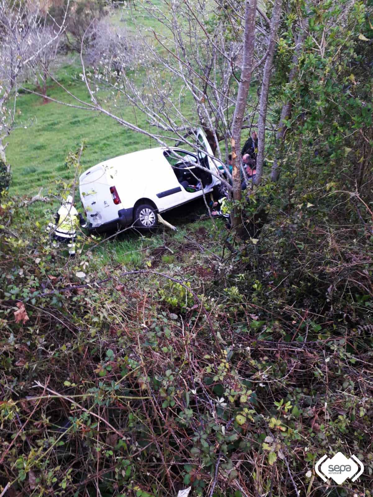 Bomberos de Grado con la furgoneta accidentada.