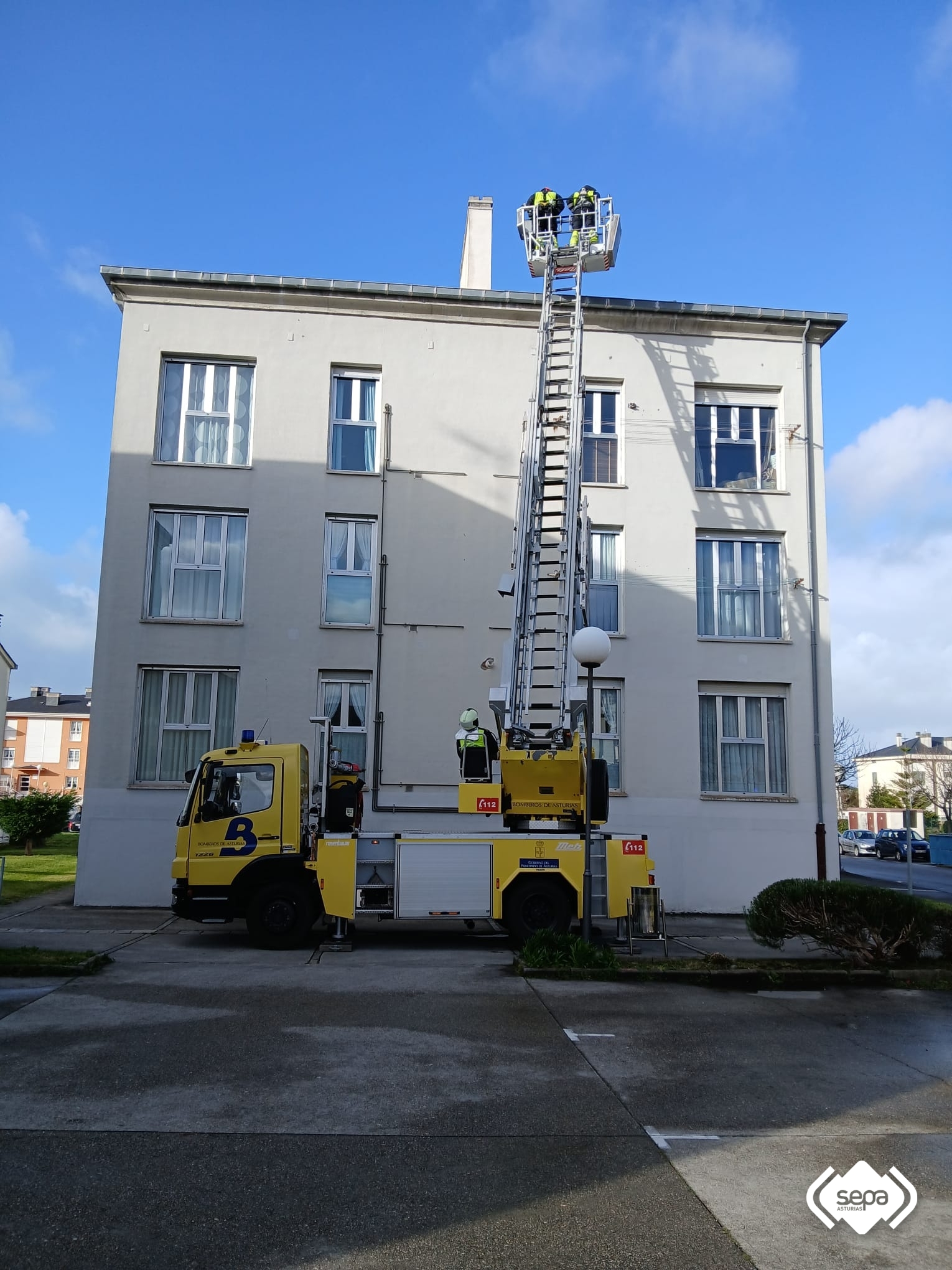 Retirada de elementos peligrosos en Almu�a, Vald�s