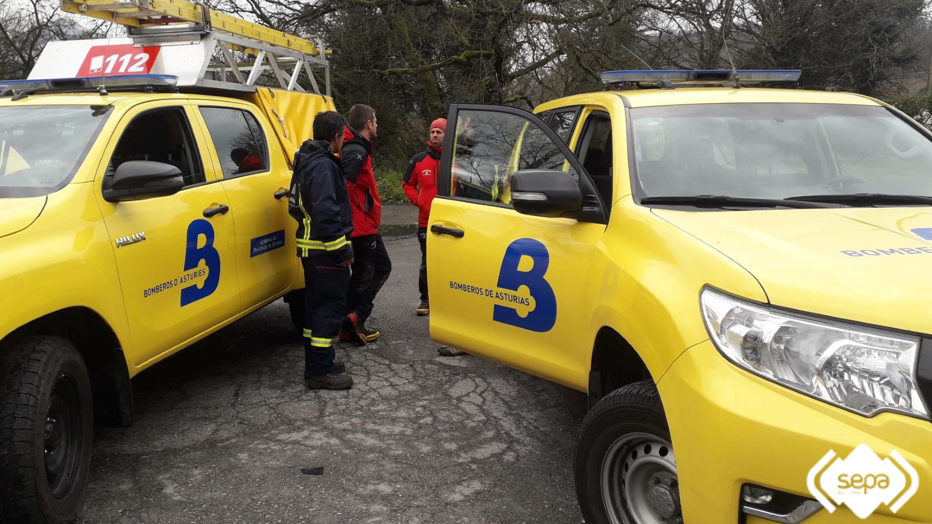 Bomberos en el rastreo de Ribera de Arriba.