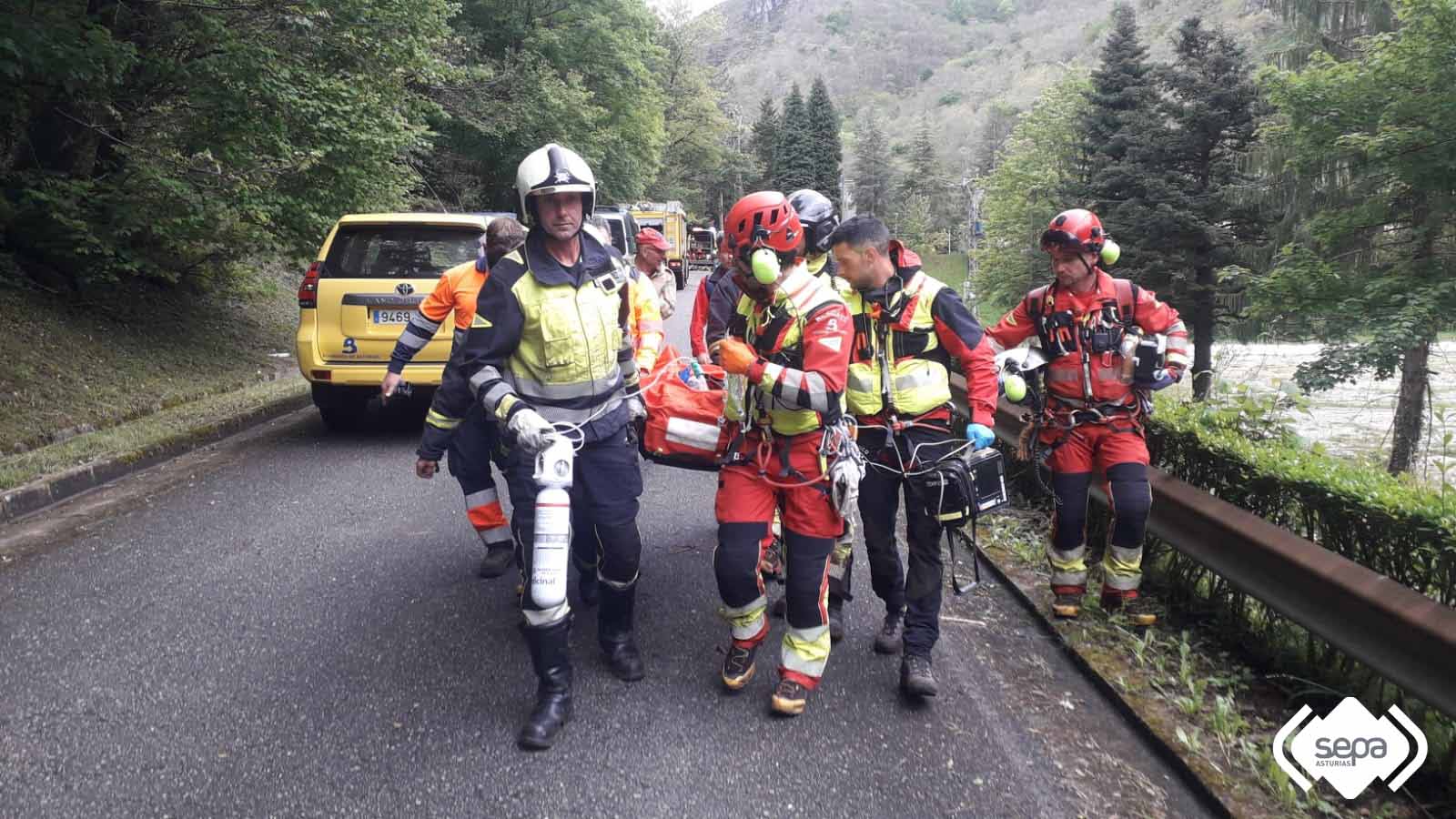Bomberos en Sobrescobio.