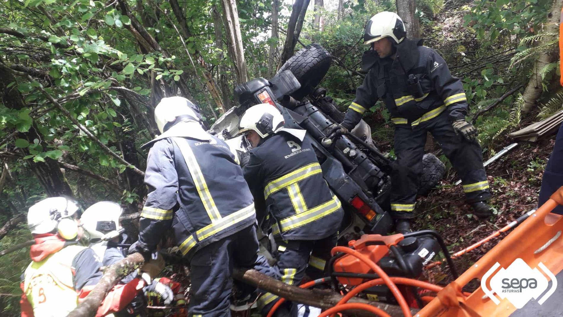 Bomberos en el lugar del accidente en Sobrescobio.