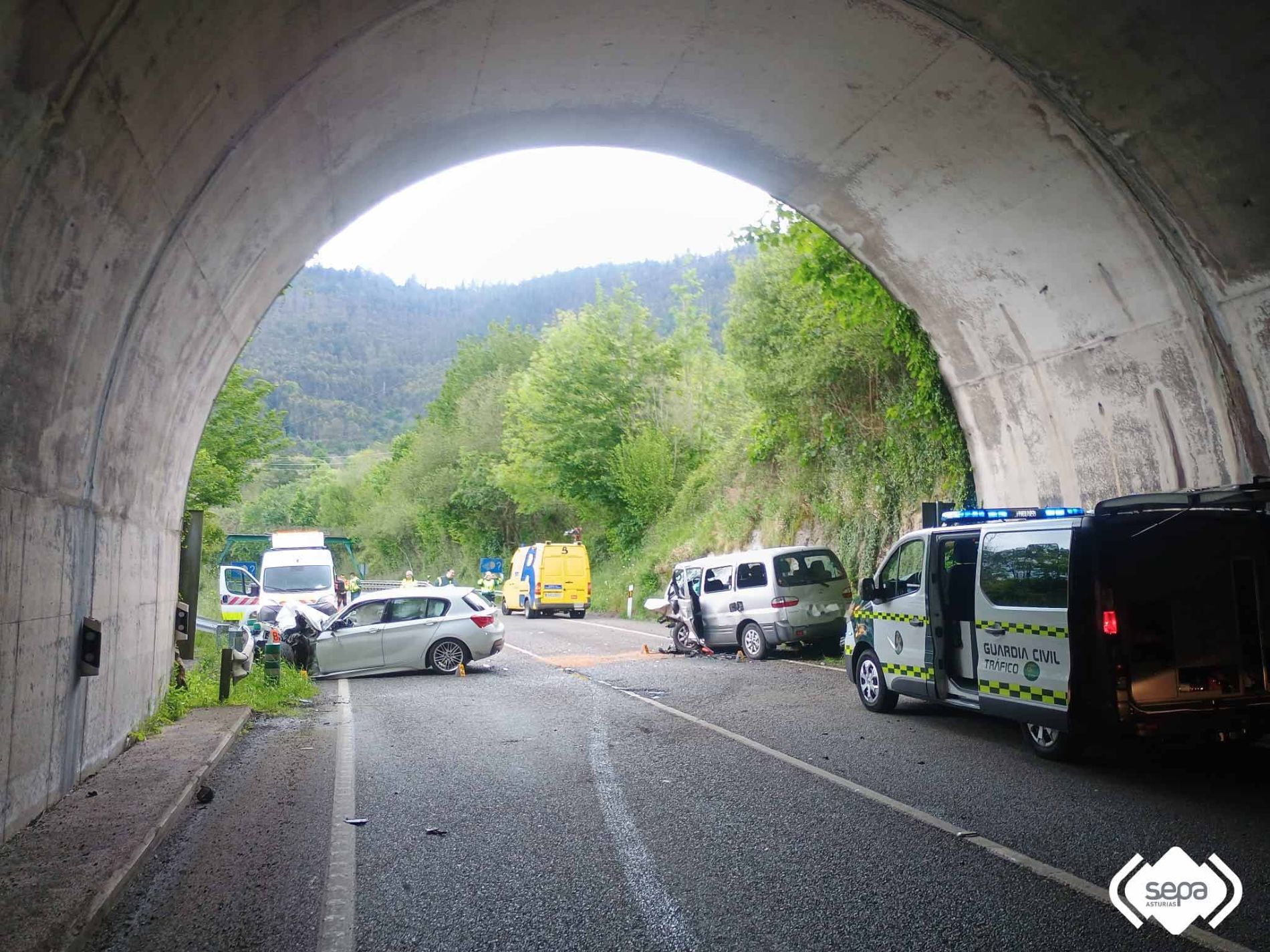 Bomberos en el lugar del accidente en la Nacional 634 a su paso por Piloa.