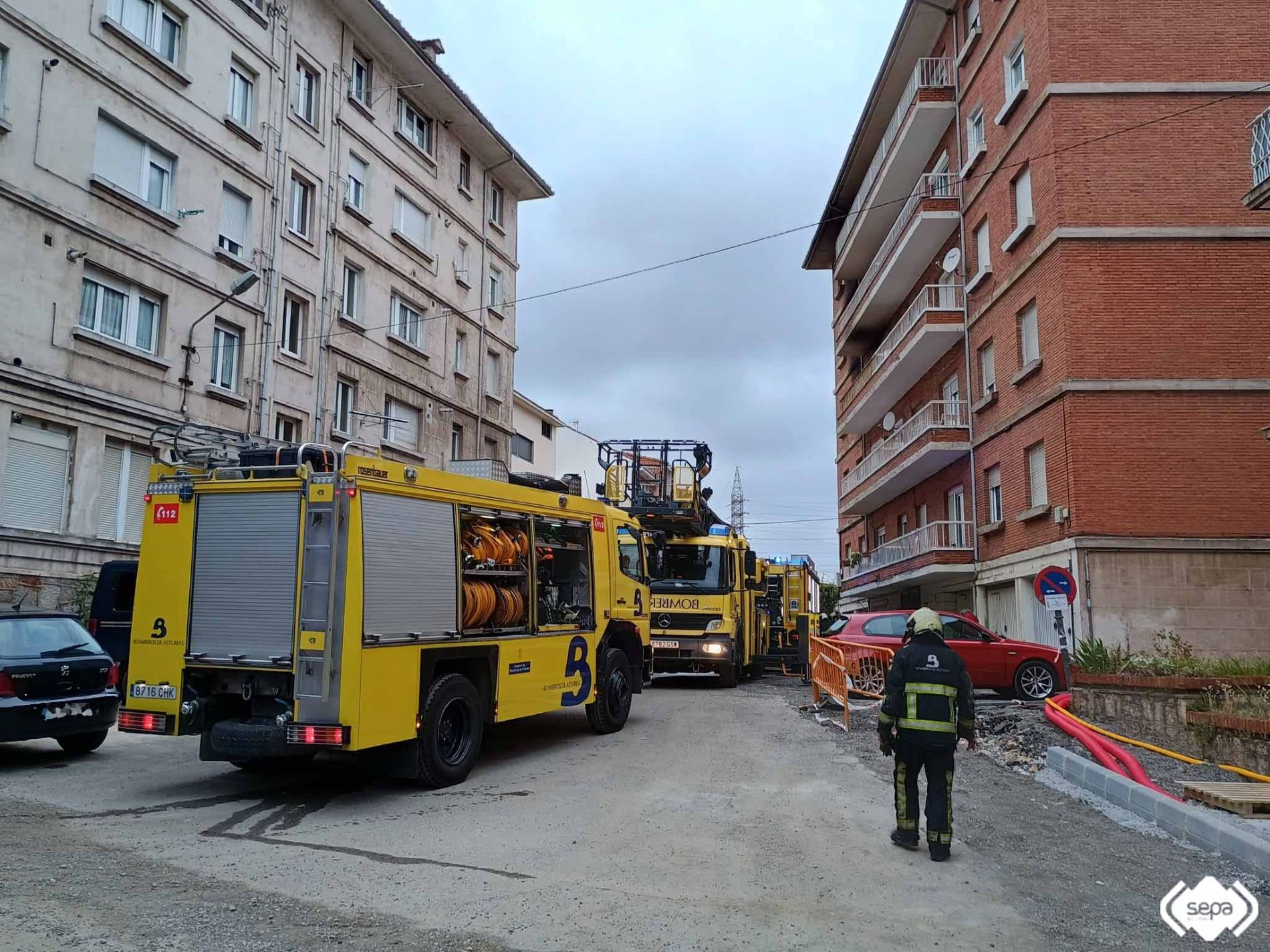 Bomberos trabajando en Avils.