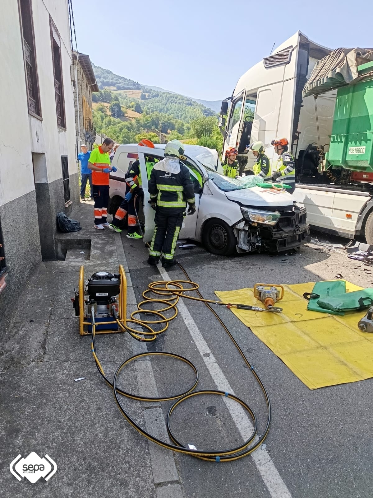 Bomberos en el accidente de trfico de Cangas del Narcea.