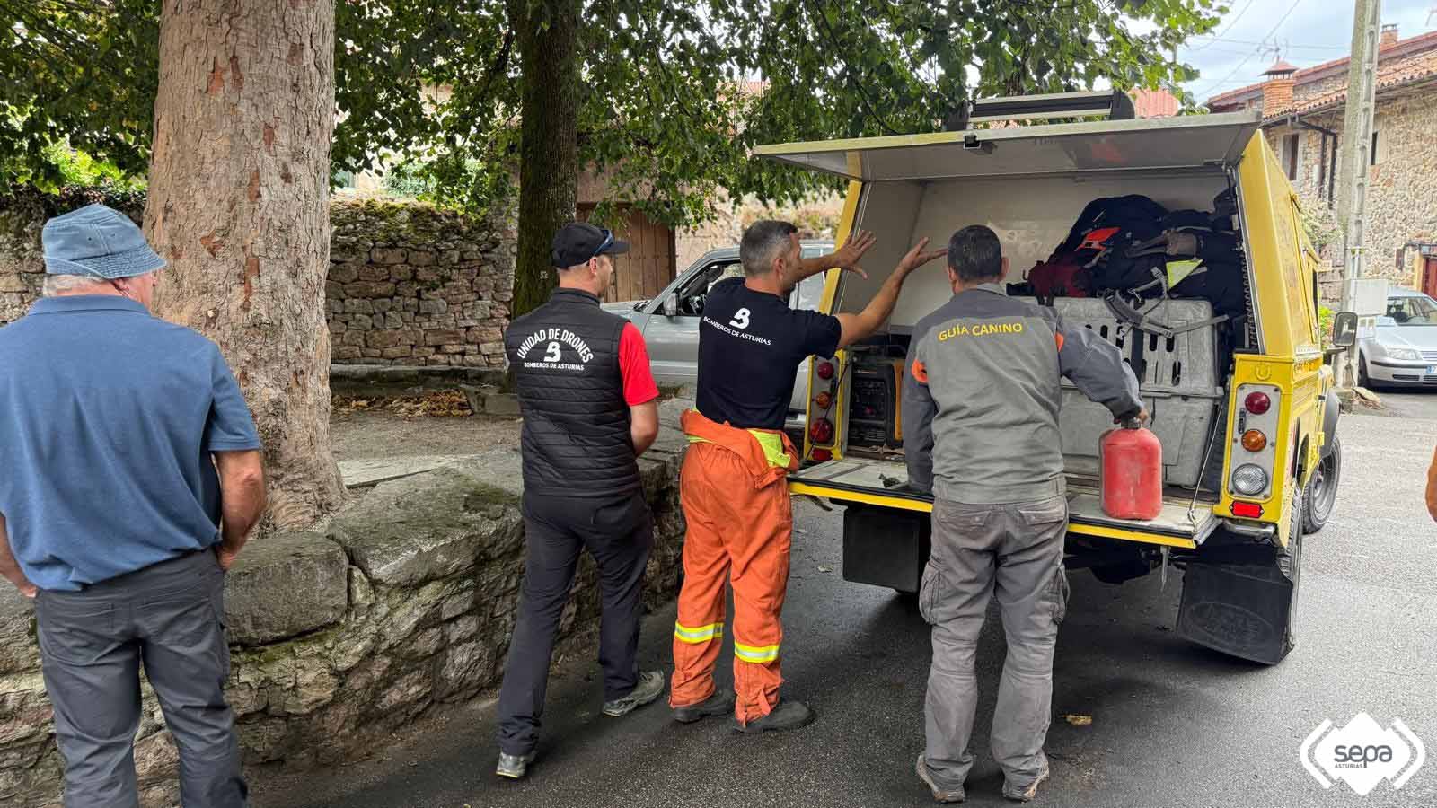 Bomberos de Asturias en el rastreo de Peamellera Baja.