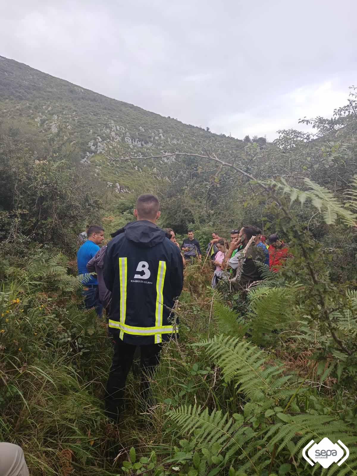 Bomberos de Asturias y vecios en el lugar en el que apareci el varn desaparecido en Peamellera Baja.