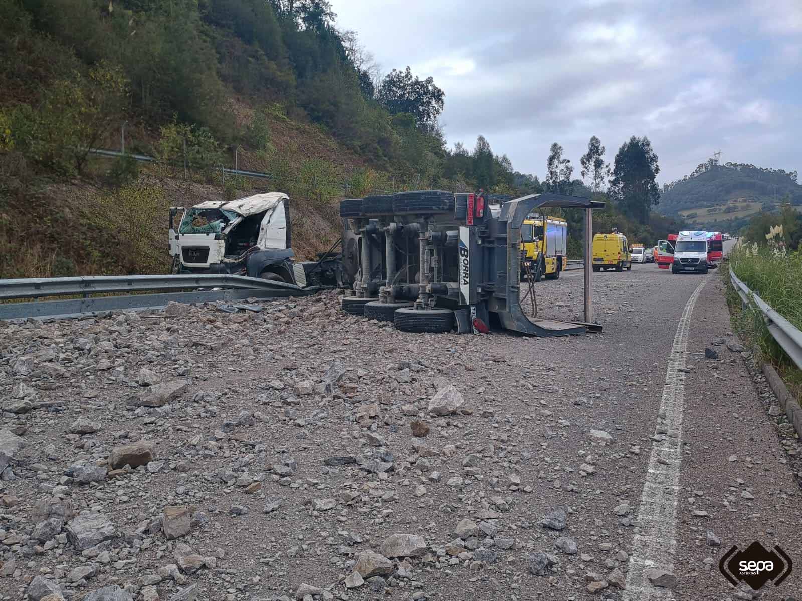 Camin accidentado en la AS-17 en Siero.