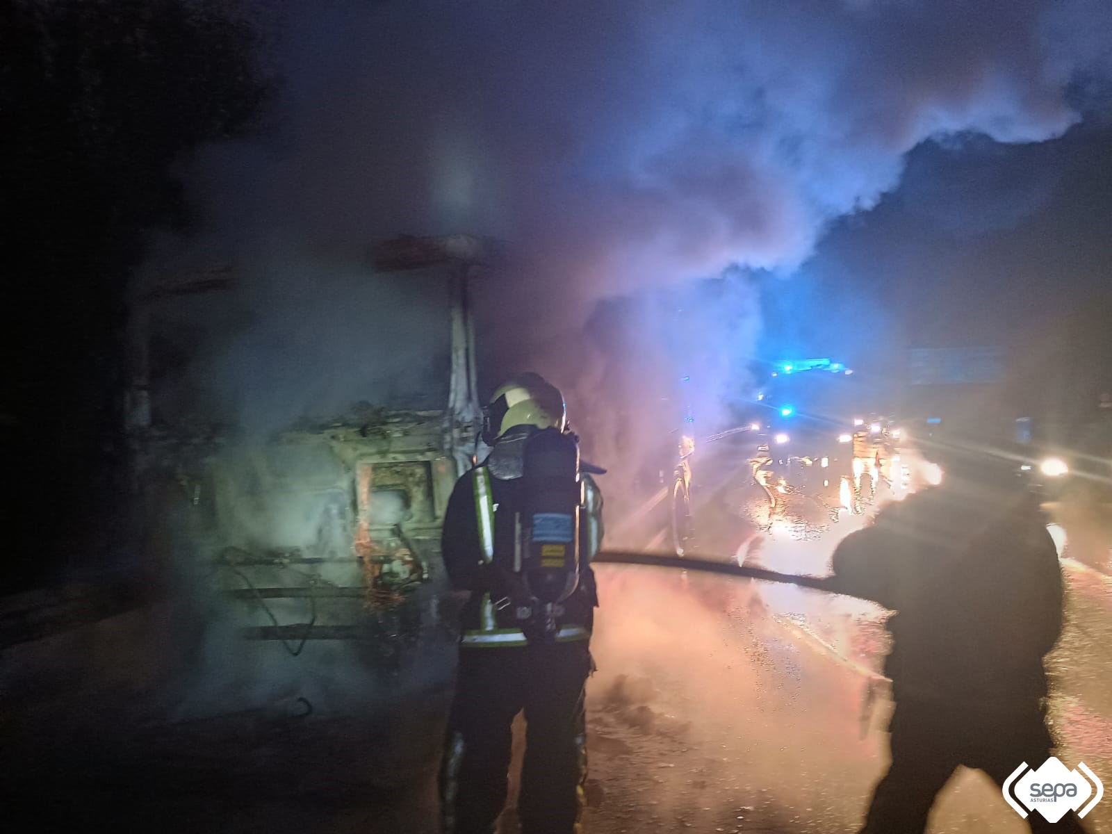 Camin incendiado en la A-64 en Siero con Bomberos de La Morgal.