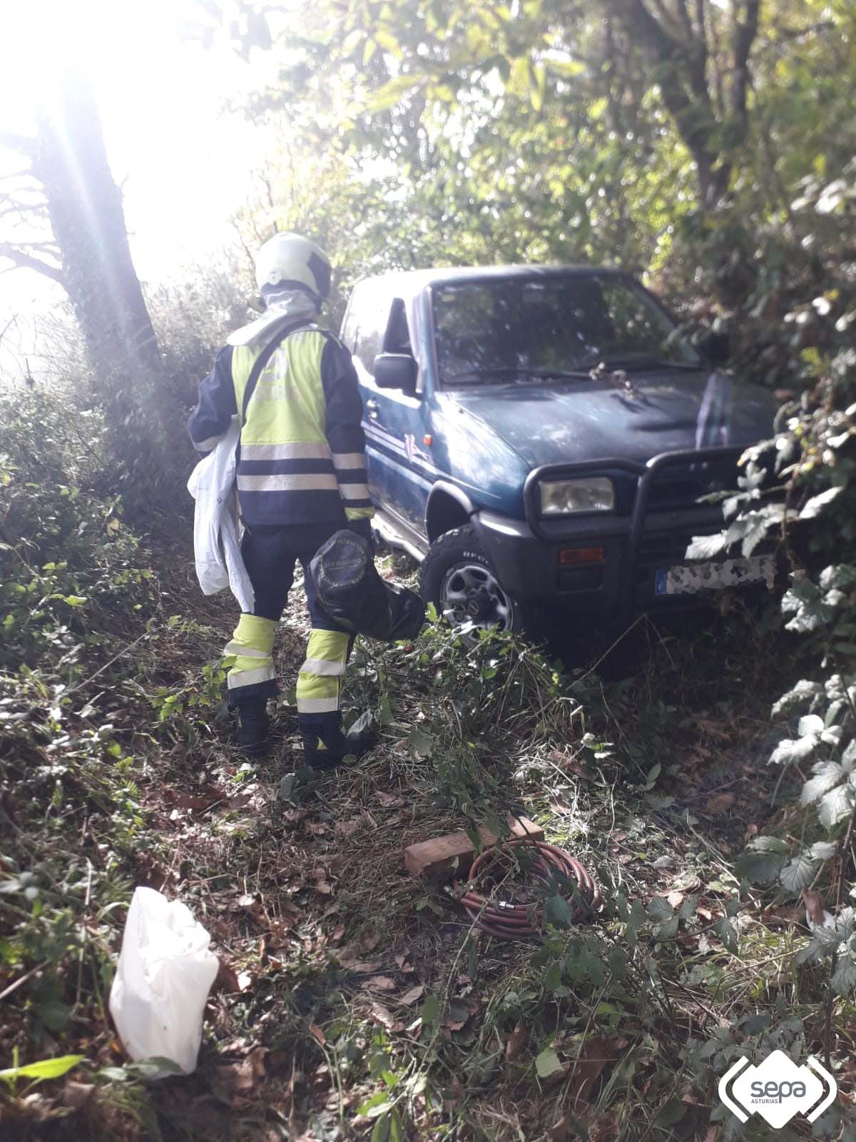 Bomberos en el lugar del accidente en El Franco.