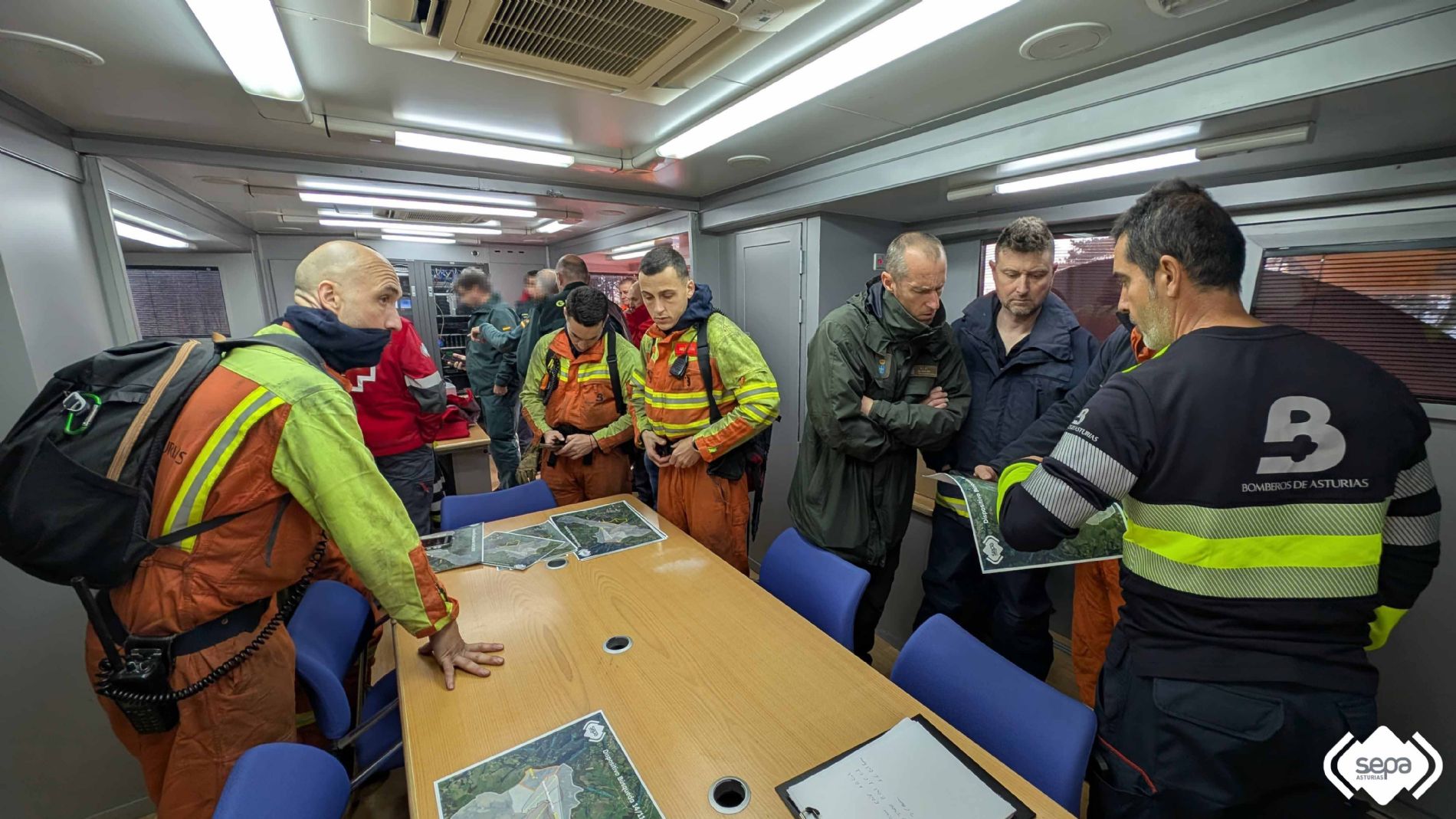 Efectivos part�cipes en el rastreo en el PMA en Tineo.