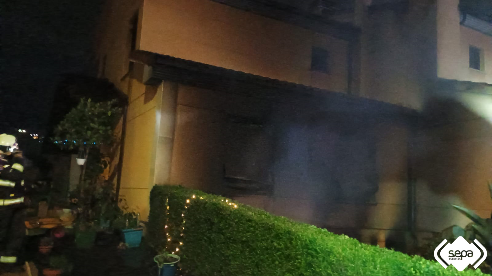 Bomberos en la casa afectada de Ribera de Arriba.