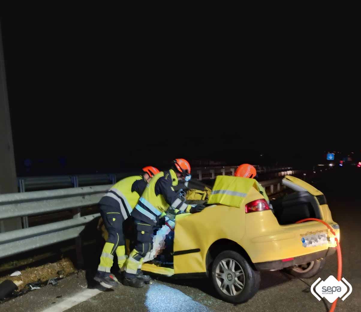 Bomberos de Llanes en la A-8.
