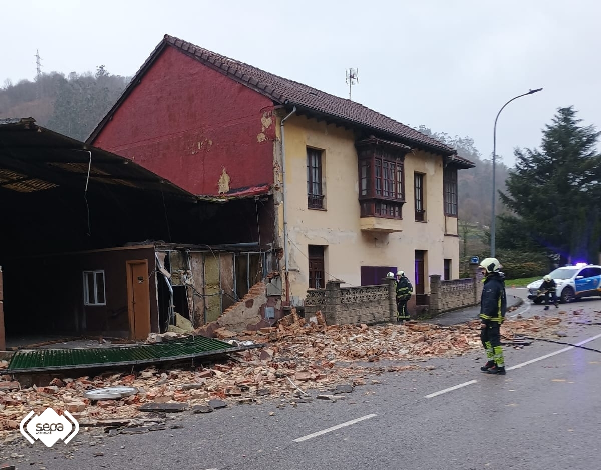 Retirada elementos peligrosos en El Entrego