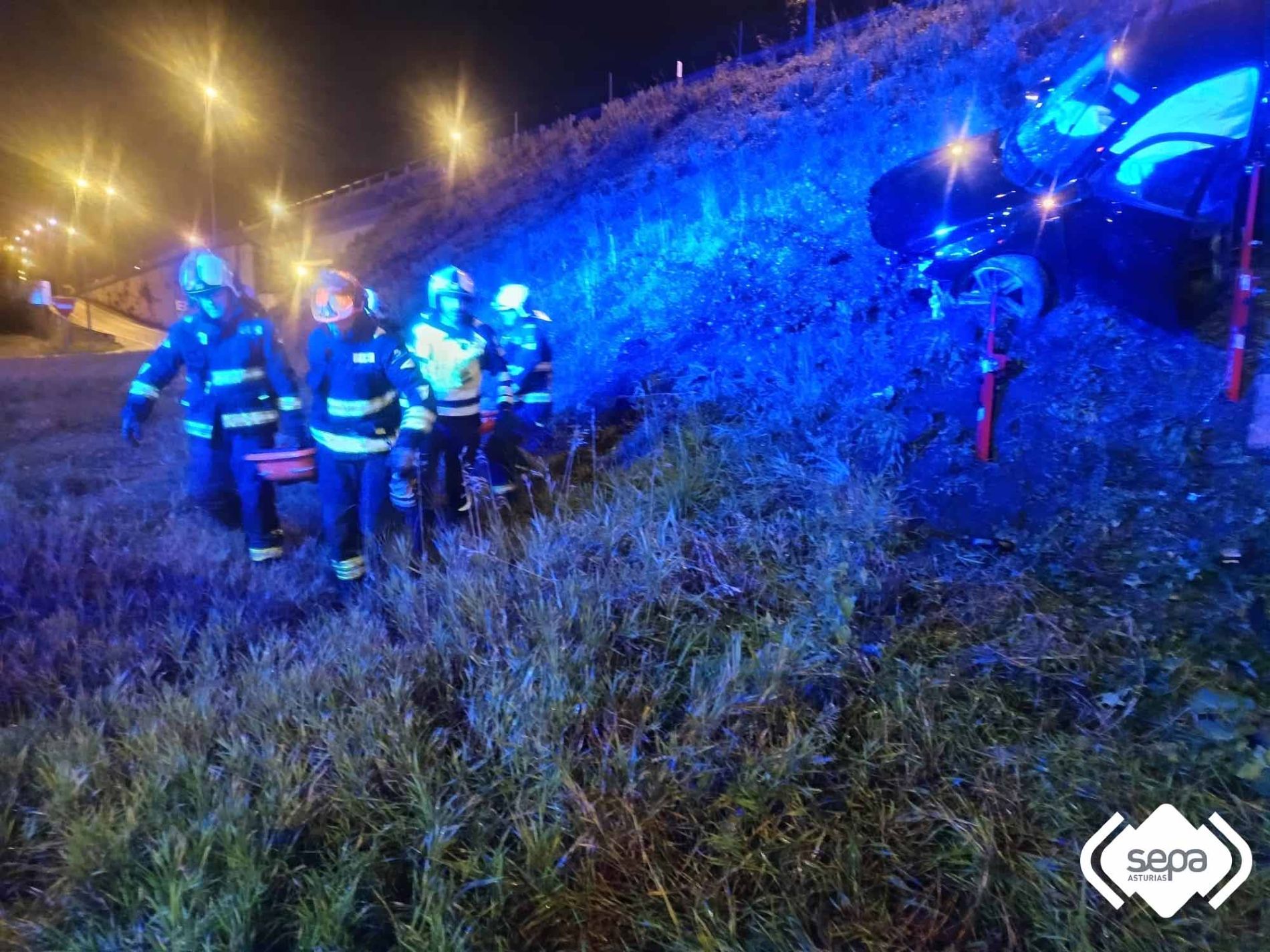 Bomberos en el accidente de Ria�o, Langreo.