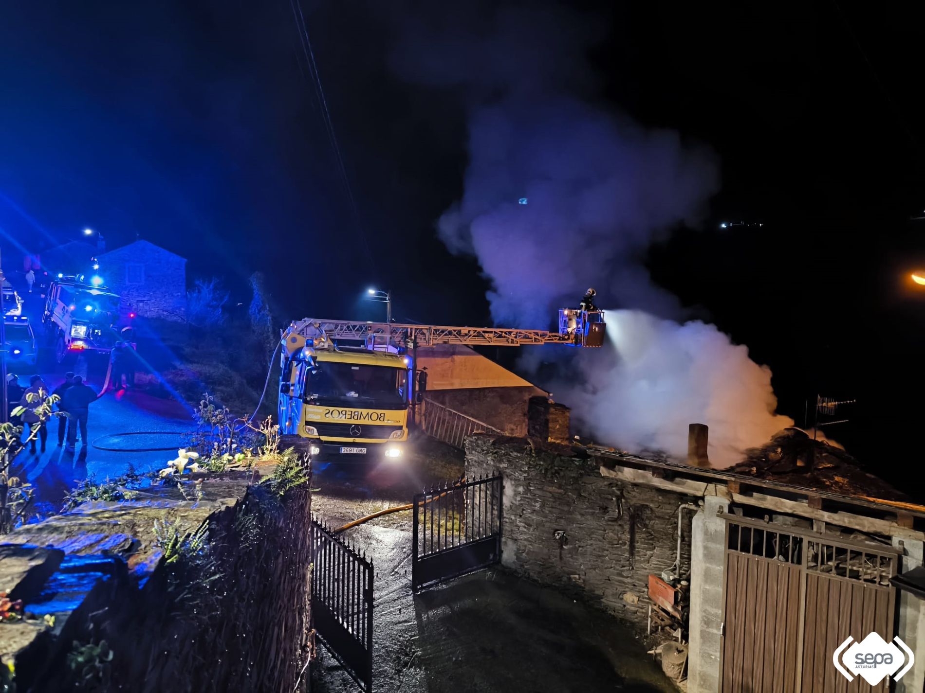 Bomberos en San Tirso de Abres.