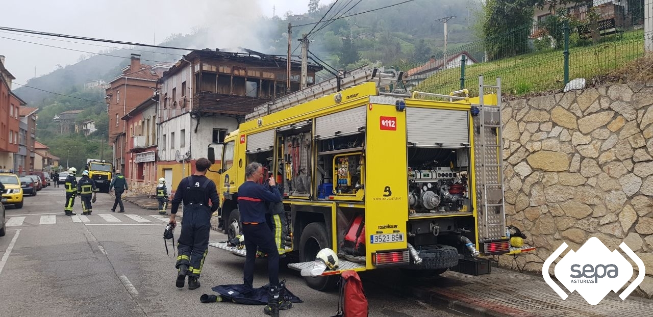 Bomberos en Caborana, Aller.
