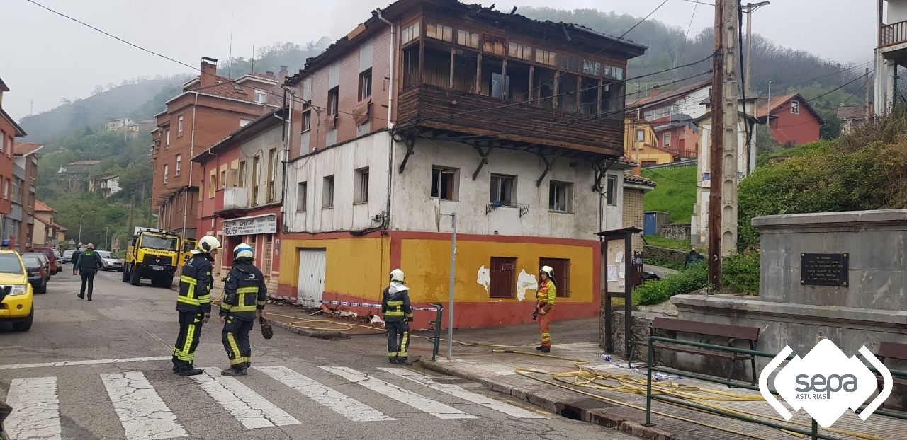 Bomberos en Caborana, Aller.