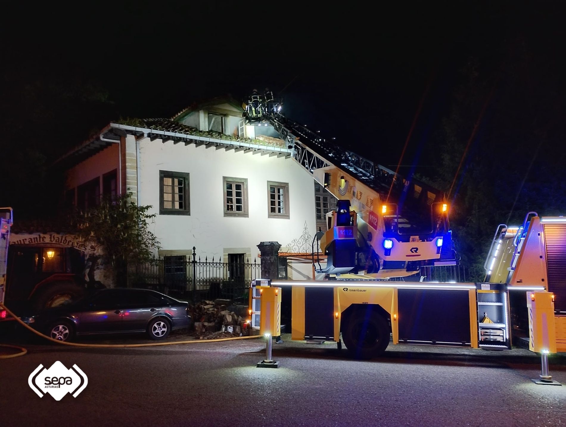 Bomberos del SEPA durante las labores de extinci�n en Villaviciosa